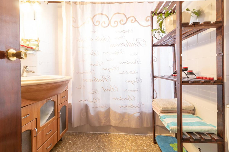 Bathroom 4, Casa De La Luz, Valencia