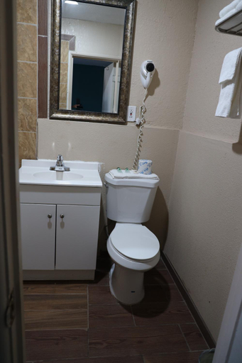Bathroom 2, Budget Inn, Otero