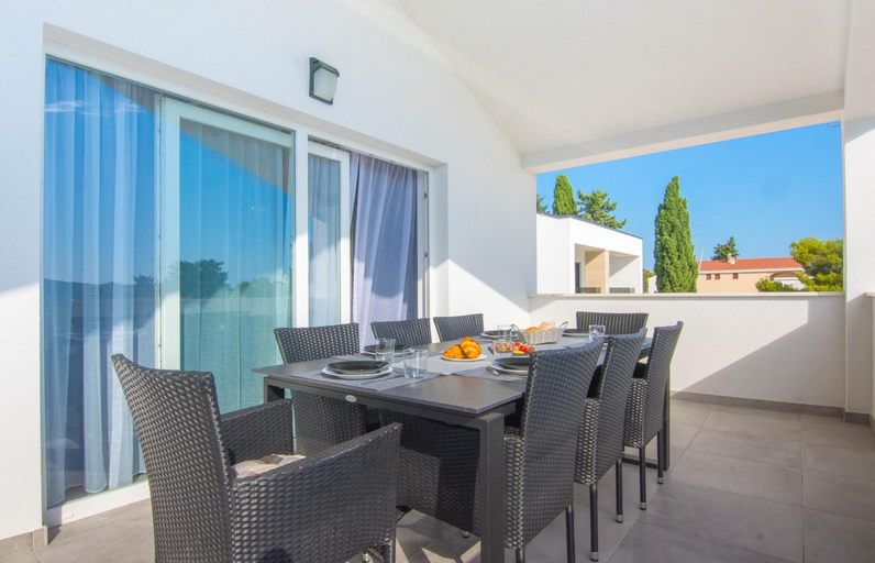 Others 3, Stina, Biograd na Moru