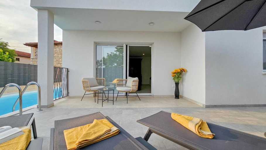 Others 5, Villa Moreale, Brtonigla