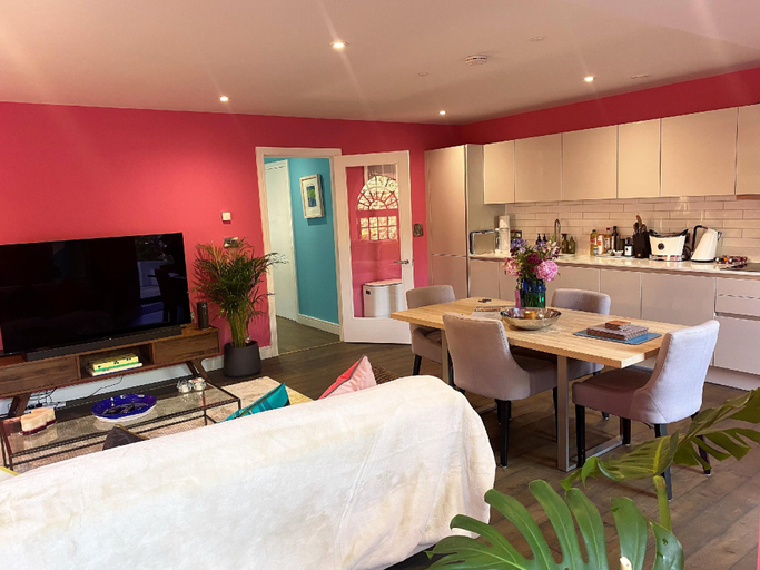 Food & Drinks, Sublime waterfront retreat with private terrace, Bristol