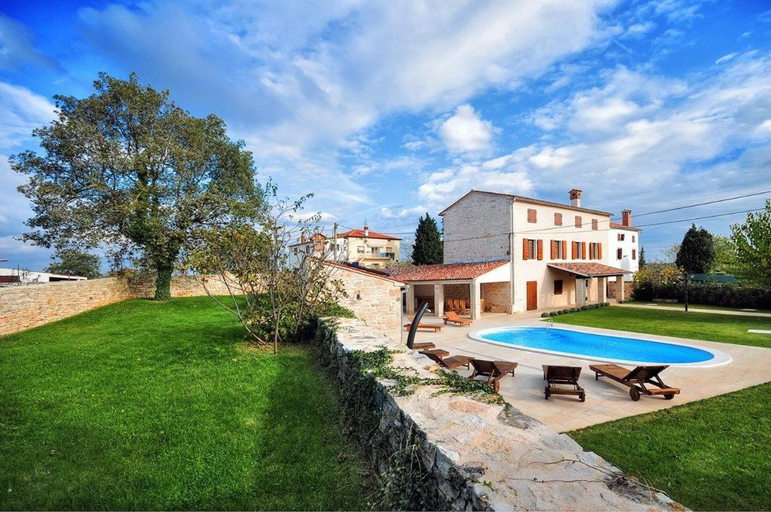 Exterior & Views 1, Holiday Home in Golas with Private Pool, Bale