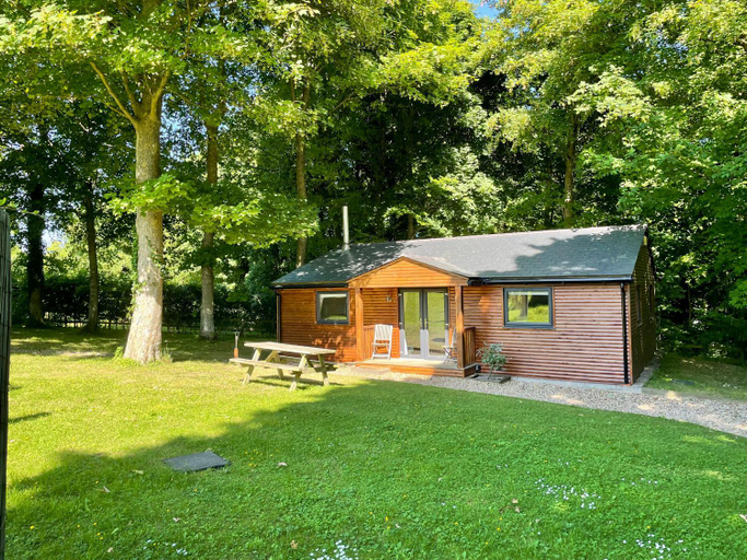 Exterior view 2, The Applewood Lodge, Wiltshire
