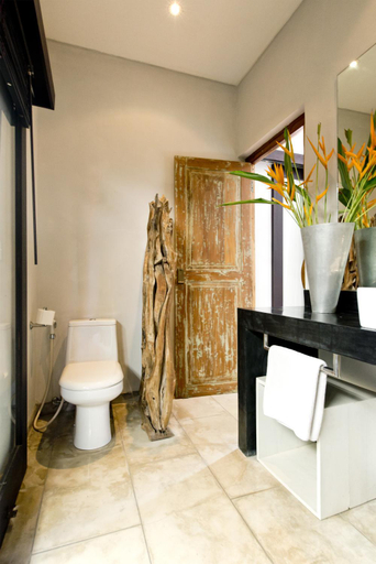 Bathroom 4, Villa Catur Seminyak, Badung
