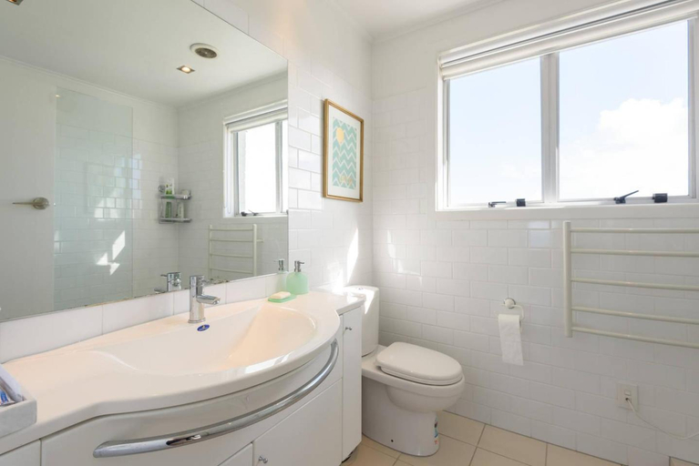 Bathroom, Luxury house with Clifftop Seaview, Rodney