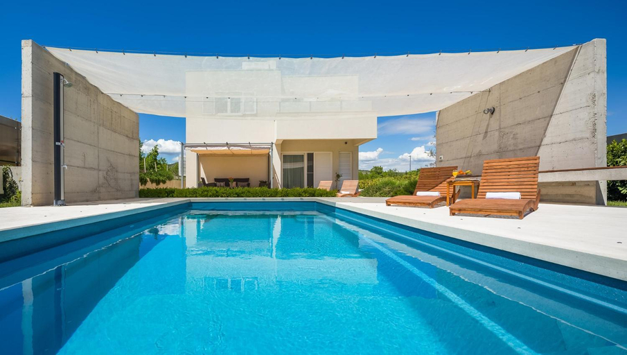 Sport & Beauty 2, Luxury villa Wisdom near Split, private pool, Dugopolje