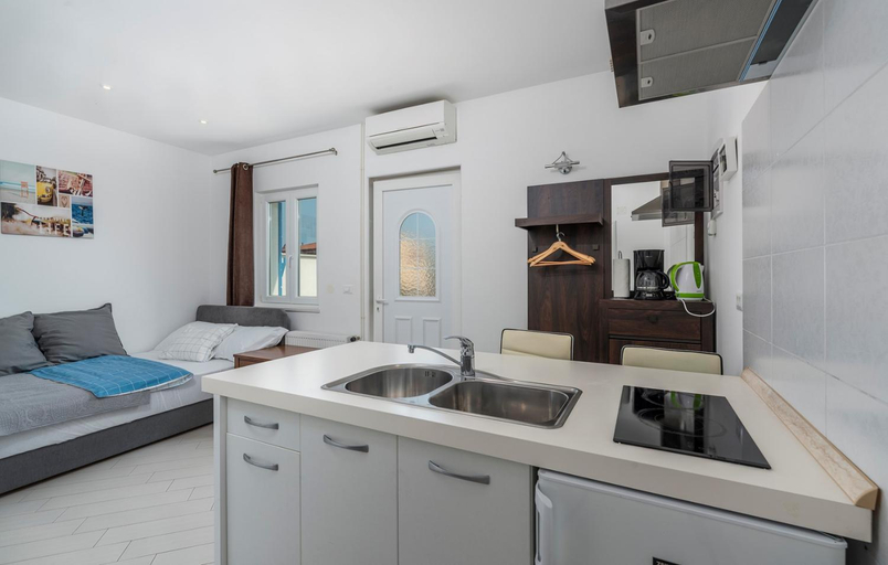 Others 5, Casa Pietra, Umag