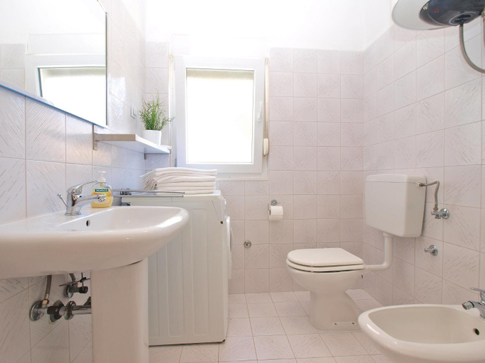 Bathroom 3, Apartment 1346, Pula