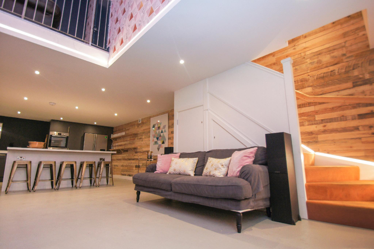 3, Steine House |Sleeps 20| by Brighton Holiday Lets, Brighton and Hove