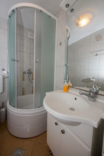 Bathroom 2, Apartments Mateo, Okrug