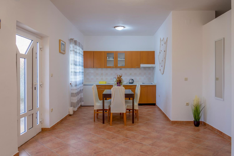 Others 4, Apartmani Lana, Skradin