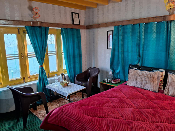 Bedroom 4, Conifer view guest house, Baramulla