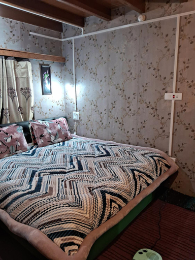 Bedroom 3, Conifer view guest house, Baramulla
