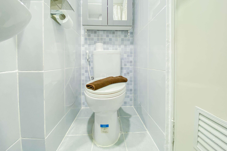 Bathroom, Designed Studio at TokyoRiverside PIK 2 ByTravelio, Tangerang