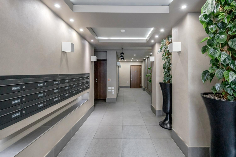 Public Area 3, Luxury 3 Bed 2 Bath Apartment Marylebone Station, London