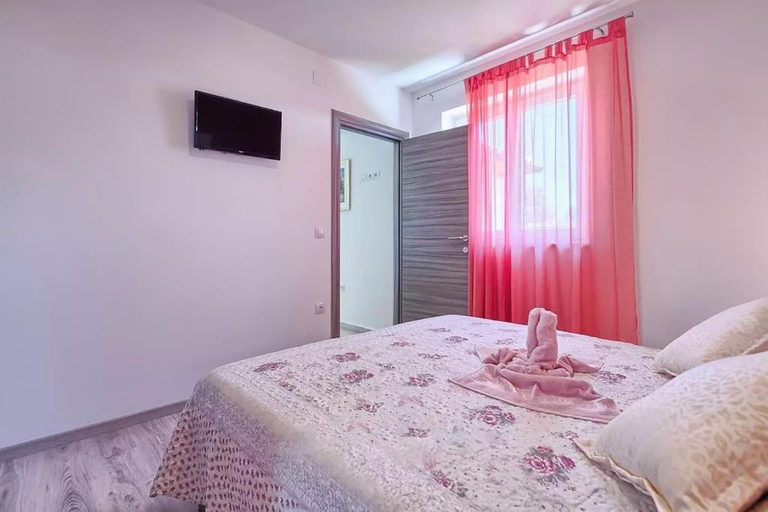 Others 2, Charming Villa with Pool and Jacuzzi, Pula