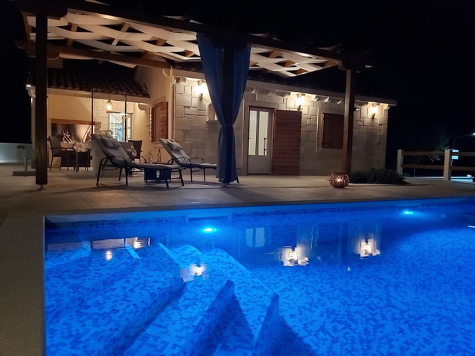 4, Villa Ancora, Selca