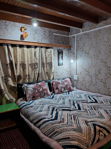Bedroom 2, Conifer view guest house, Baramulla