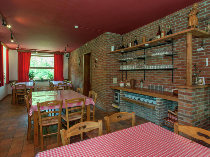 Food & Drinks 4, Spacious holiday home with roofed terrace, Liège