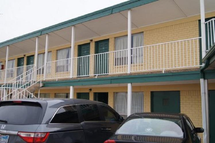 Exterior & Views, Budget Inn, McLennan