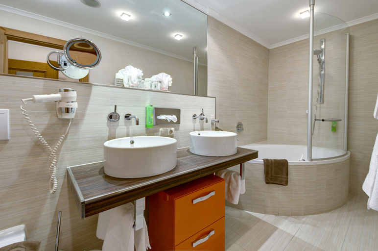 Bathroom 3, Hotel Kendler, Zell am See