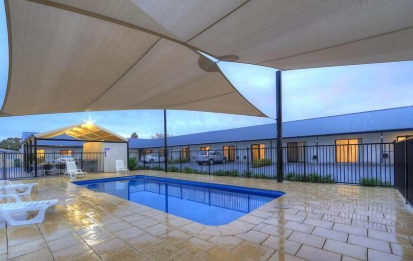 Sport & Beauty 3, Red Earth Motel, Broken Hill