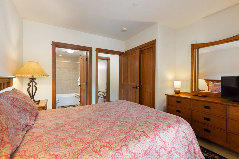 Room 2, 201 Oro Grande 2 Bedroom Condo by RedAwning, Summit