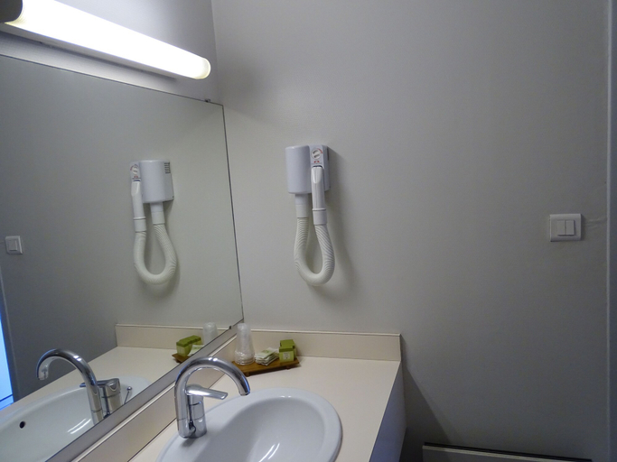 Bathroom 5, Hôtel Restaurant Le Cheval Blanc, Deux-Sèvres