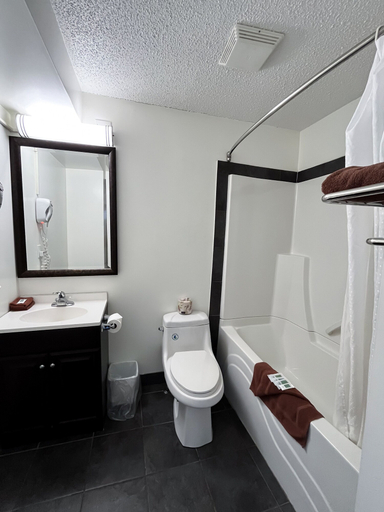 Bathroom 5, Northern Lights Inn & Suites, Division No. 18