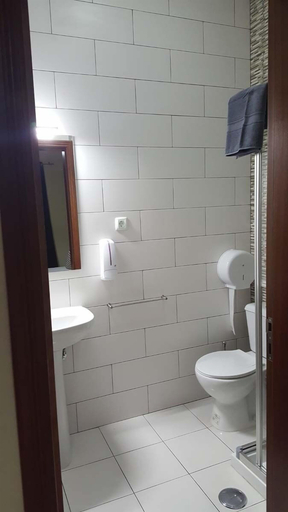 Bathroom 4, Almancil Hostel, Loulé
