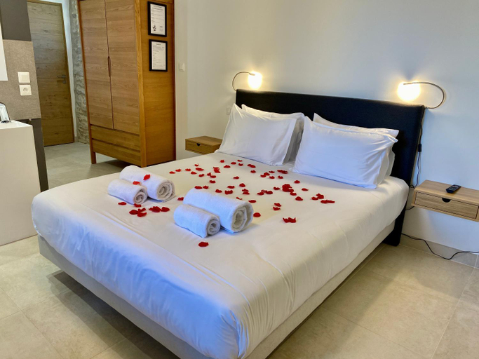 Bedroom, La Maison des Vendangeurs - TABLE D'HOTES le soir du jeudi au dimanche- Jacuzzi - Balneo SPA - ACCES, Gard