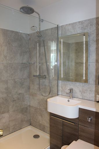 Bathroom 3, Badgers Mount Hotel, Leicestershire