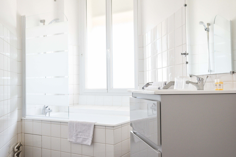 Bathroom 4, Cit'Hôtel l'Europe, Maine-et-Loire
