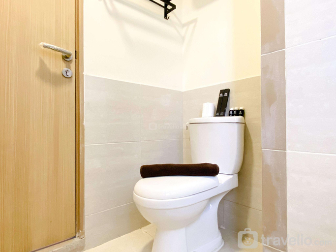 Bathroom 3, Comfy 2BR with Extra Room at Meikarta By Travelio, Cikarang