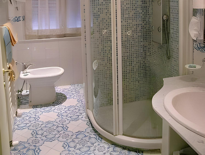 Bathroom 5, Hotel Alexander Palme, Siena