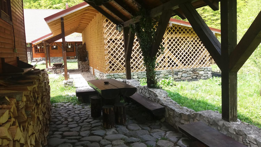 Others 4, Rustic House, Curatele