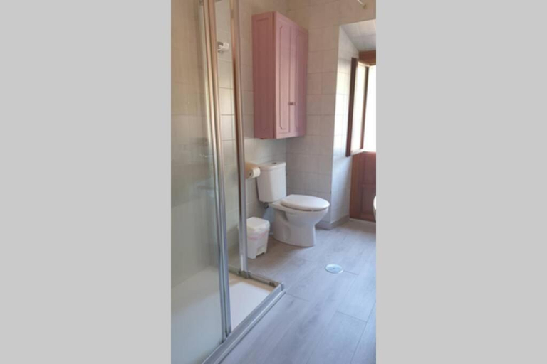 5, CASA NOGALES junto a PLAYA DE POO y SENDA. WIFI, Asturias