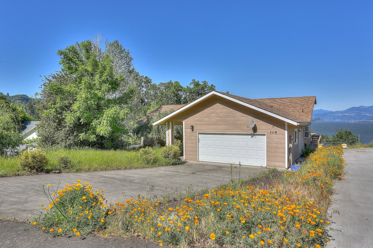 Exterior 5, Amber Sunset 3 Bedroom Home by RedAwning, Wasco