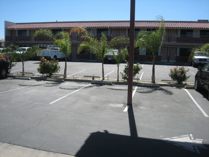 Others 5, Motel 8, Kern