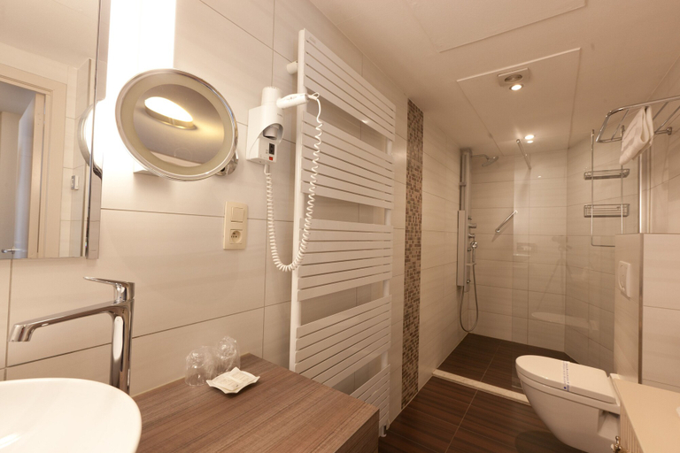 Bathroom 4, Hotel De Hofkamers, West-Vlaanderen