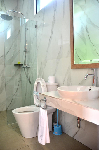 Bathroom 4, Atsuka Hill view 8BR Vila with private heated pool, Bandung