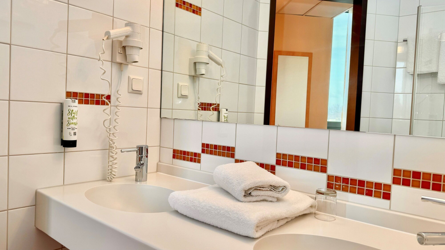 Bathroom 5, Hotel Rhein-Ruhr Bottrop Hauptbahnhof by Mayburgh, Bottrop