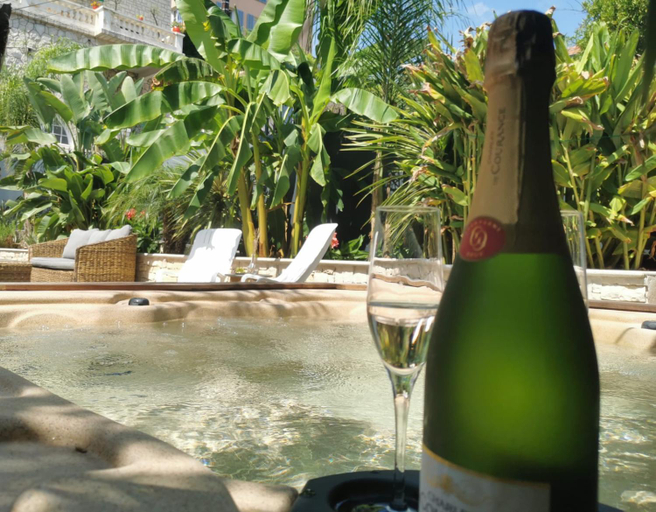 Food & Drinks 3, La petite Nicoise au Jacuzzi a 3 min de la mer, Alpes-Maritimes