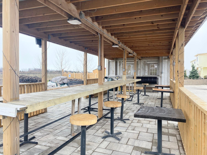 Others 4, Royal BnB, Niagara