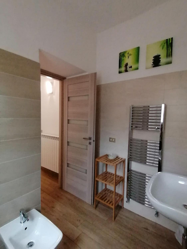 Bathroom 4, the Mainstreet, Napoli