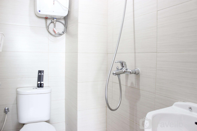 Bathroom, Trendy Studio at Gateway Pasteur Apt By Travelio, Bandung