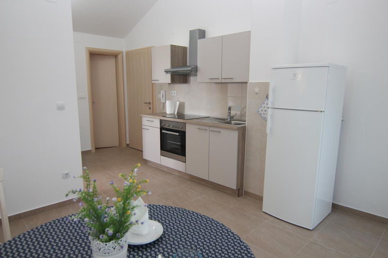 Others 3, Family Apartments House Damir, Pag