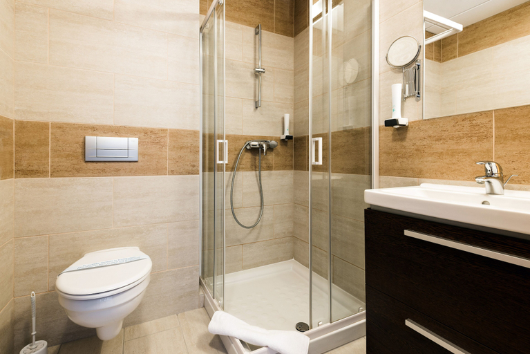 Bathroom 4, Garzon Pláza, Győr
