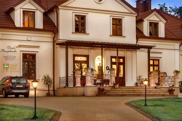 Exterior & Views