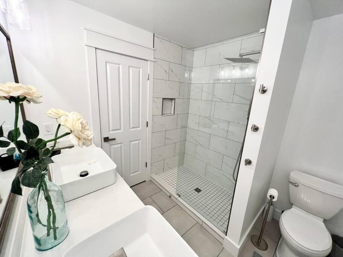Bathroom 4, Dream Palace with HOT TUB-Game Room-Fire Pit-5BR-3BA, Grand Traverse